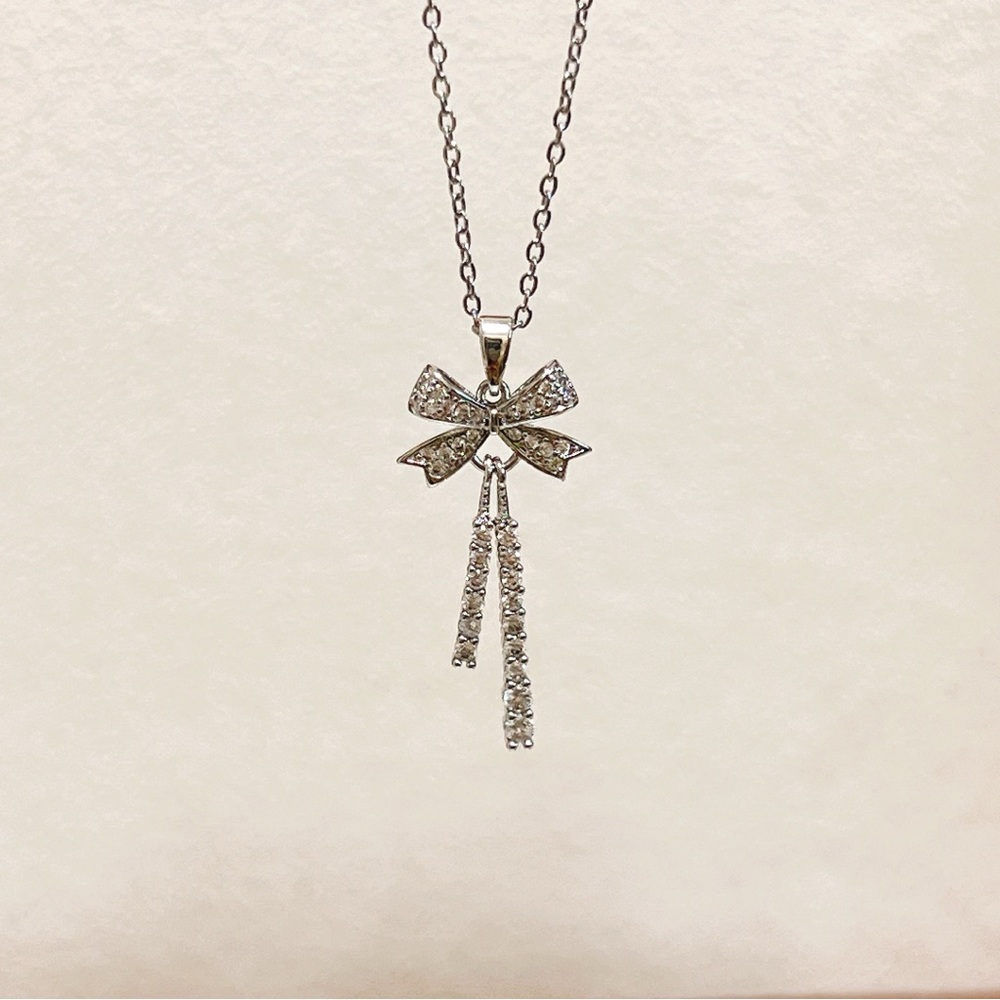 ✨ Sparkly cute dangle silver bow necklace